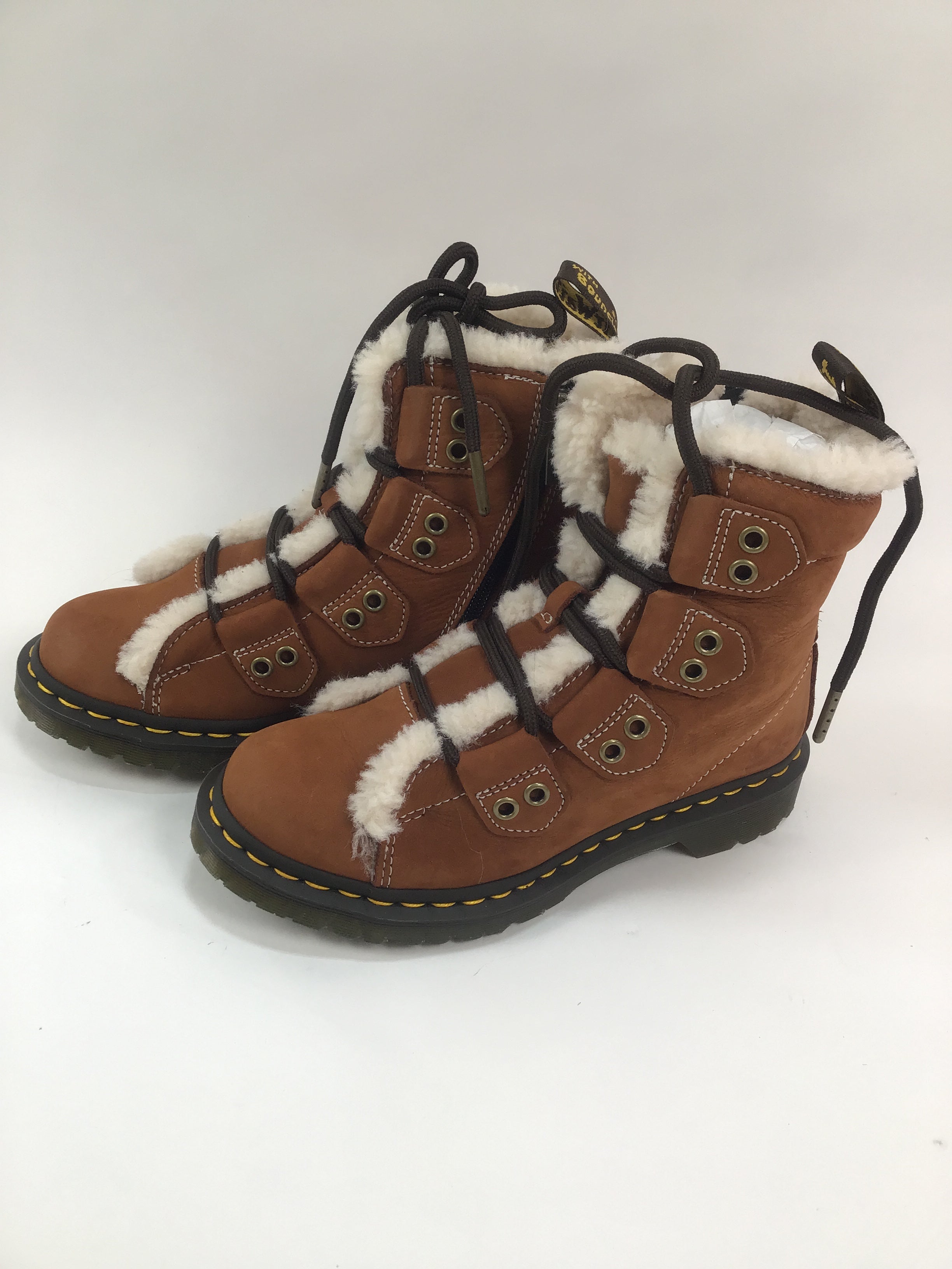 Dr. Martens - 1460 Ghillie Lace to Toe Fur Lined Buttersoft Lace Up Boots - Women's |-| Dr. Martens - Bottes a lacets ghillie jusqu aux orteils avec doublure en fourrure et cuir Buttersoft 1460 - Femme